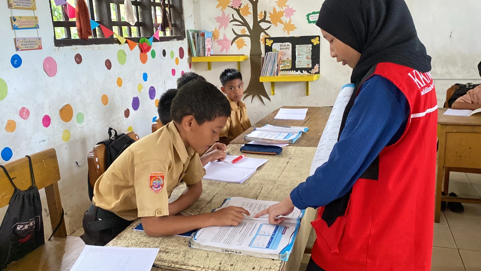 Mahasiswa KKNT Unhas membimbing siswa SDN 184 Pinrang mengenal huruf hijaiyah dan membaca Al-Qur’an. (Foto: Dok.Pribadi).
